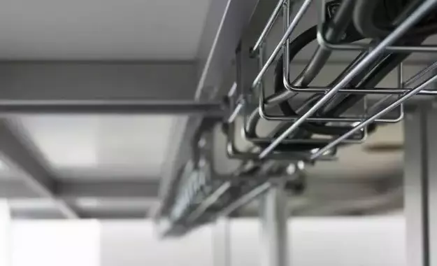 Zdjecie newsa Jak ukryć przewody przy biurku dzięki osłonie na kable?